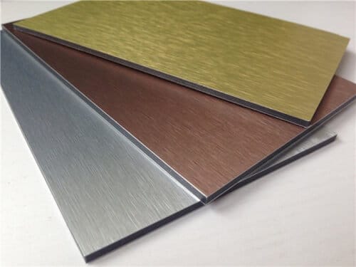 Immagine di una lastra di Dibond, un materiale composito leggero e resistente utilizzato in edilizia e nella produzione di segnaletica.