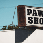 insegna con scritta "pawn shop"