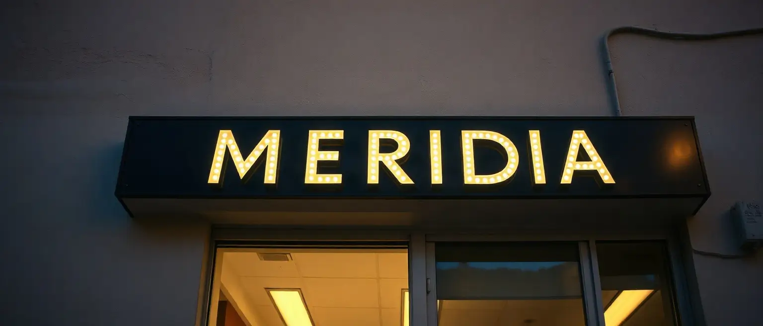 Insegna a lettere luminose accesa sopra l'ingresso di un negozio