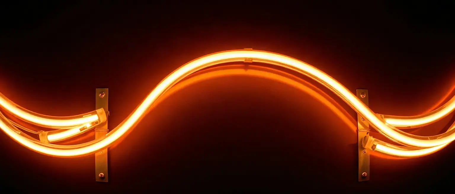 Tubi al neon curvati e accesi su una parete scura